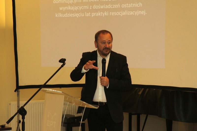 Resocjalizacja to dawanie szansy, a nie izolowanie