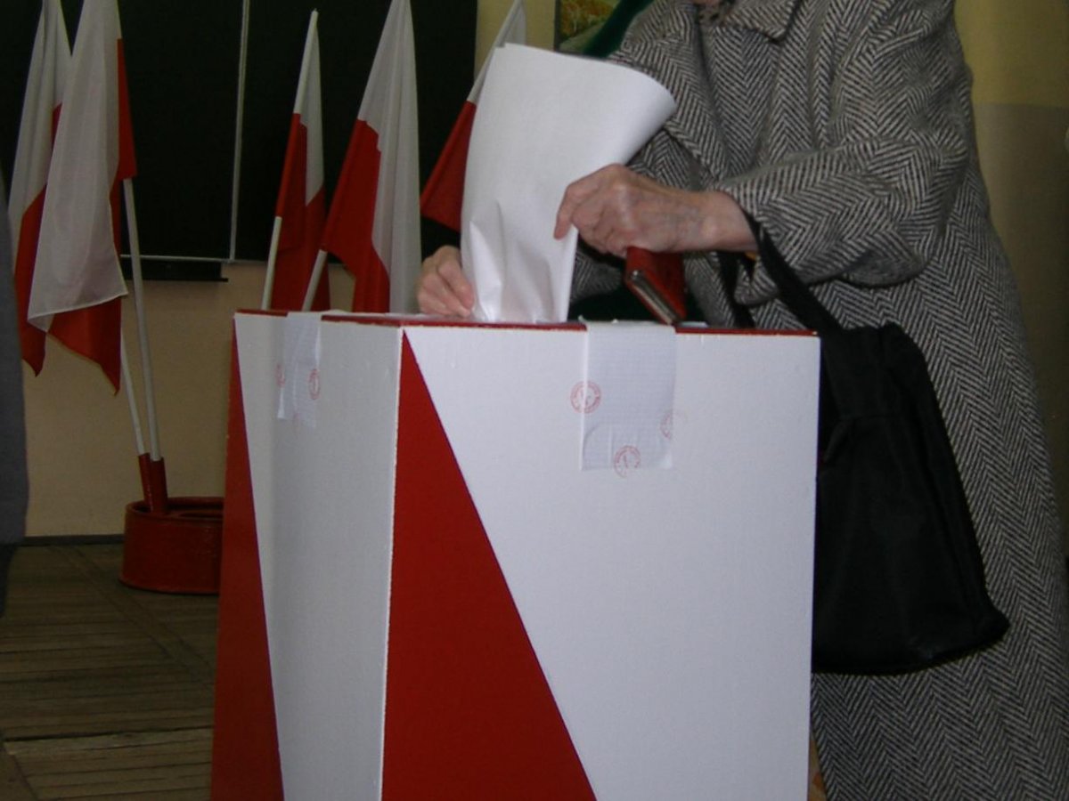 Dowiozą wyborców do urn. PKW: To nie jest złamanie prawa