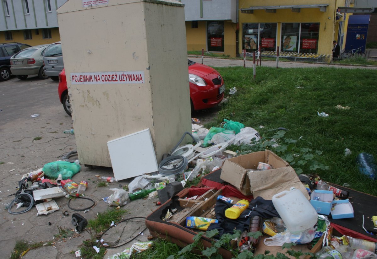 Bogaci potrzebującym darują śmieci