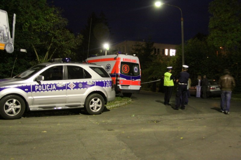 Alarm na policyjnym parkingu. Dziwna aparatura, kable i zegar