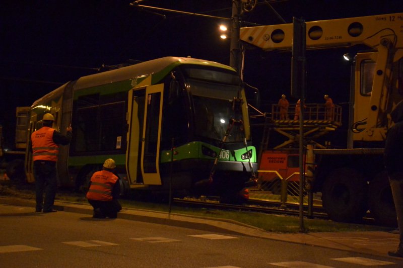 Nocna operacja: tramwaj wraca na tory. Film i zdjęcia
