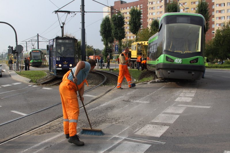 Tramwaj wypadł z torów na skrzyżowaniu. Jechał po ulicy
