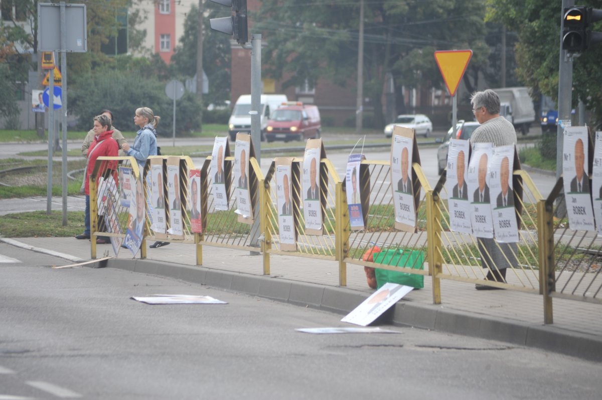 Plakatowa wojna wyborcza: niszczą lub zrywają