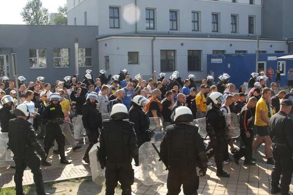 300 policjantów na meczu Olimpii z Arką. Zobacz film