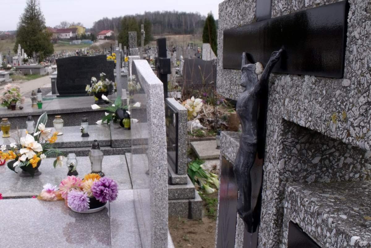 Ukradł tablicę „Ofiarom Smoleńska 2010”. Hiena cmentarna ujęta