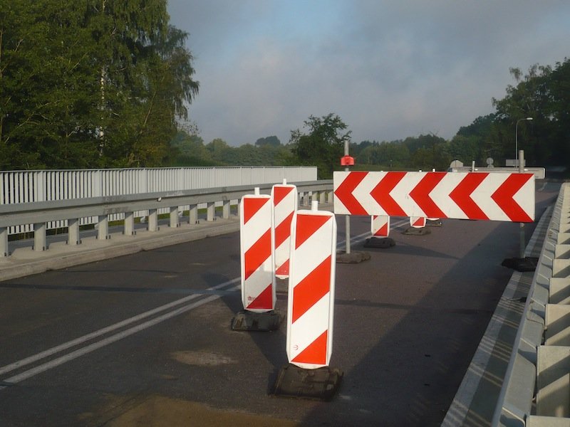 Barierki na wiadukcie utrudniają ruch drogowy 