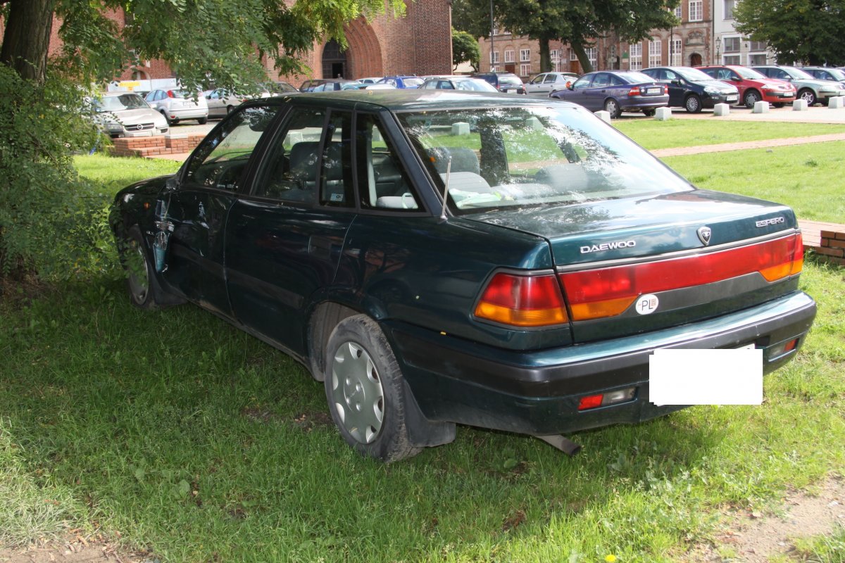 Porzucił auto przed katedrą