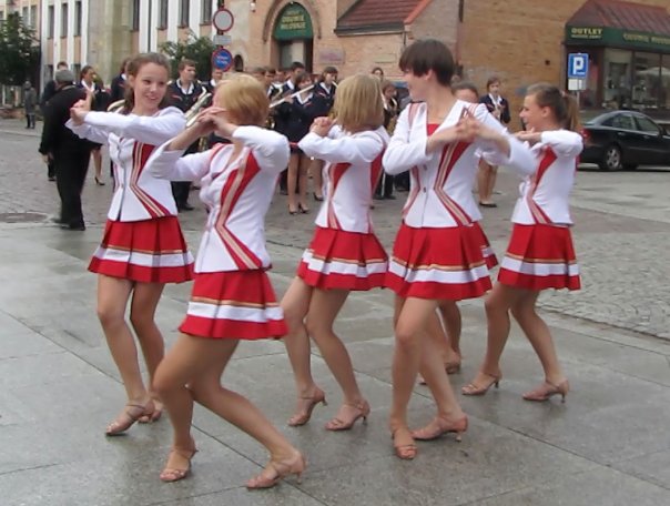 Orkiestra, cheerleaderki... Głośno i kolorowo na starówce. Zobacz co się działo. Film!