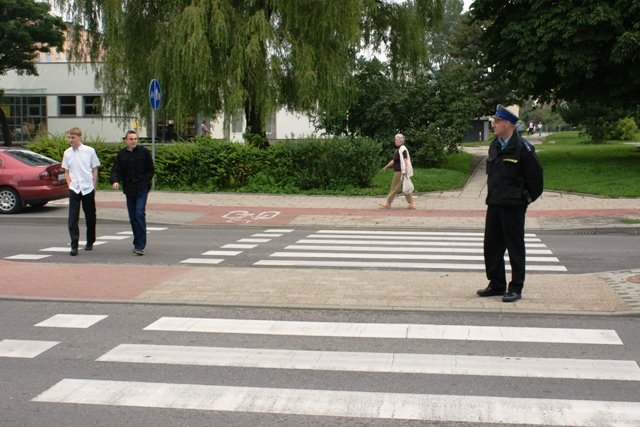Policjanci pilnują bezpieczeństwa dzieci w drodze do szkoły 