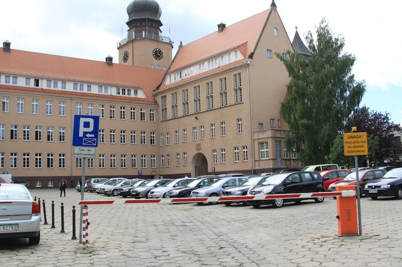 Urzędnik to ma klawe życie, za parkowanie płacić nie musi