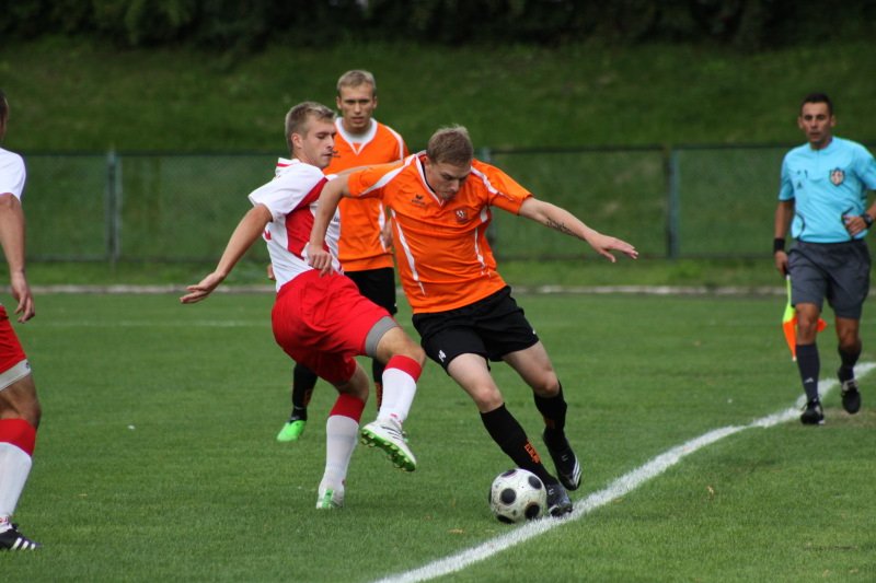 Nerwowo na boisku i poza nim. Concordia wygrała z Zatoką 1:0 i jest liderem