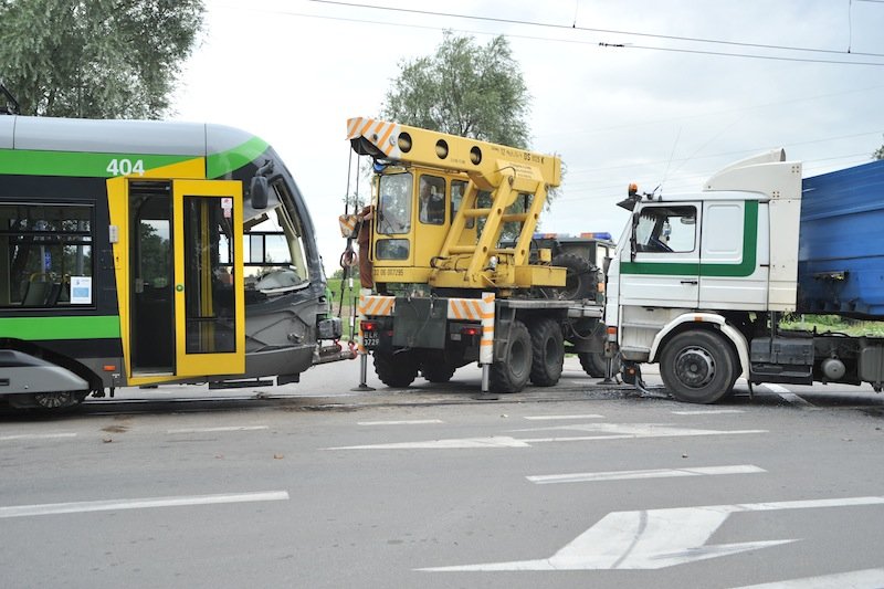 Zderzenie tramwaju i samochodu ciężarowego