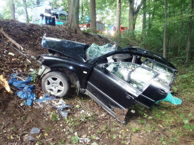 Volkswagen passat uderzył w drzewo. Jedna osoba nie żyje 