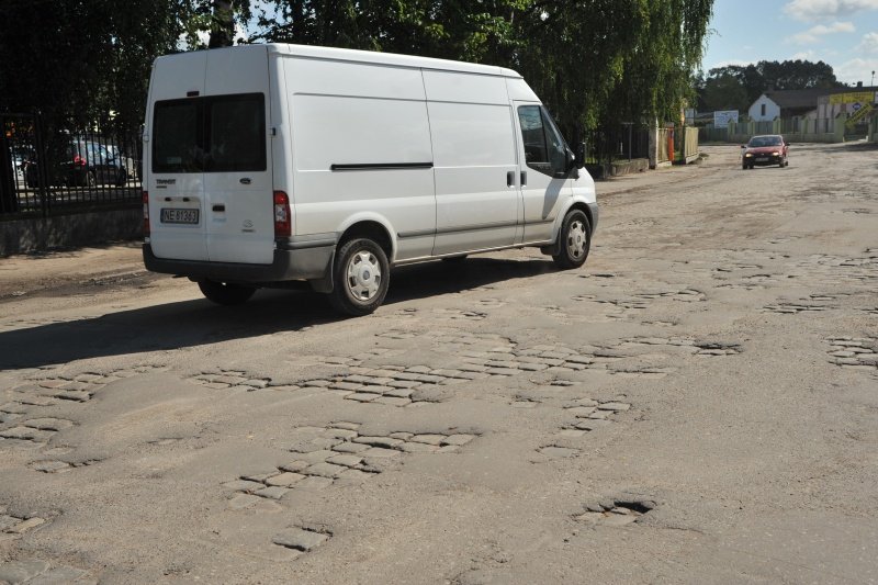 Nie ma kasy na remont ulicy. Zerwą asfalt do kostki brukowej