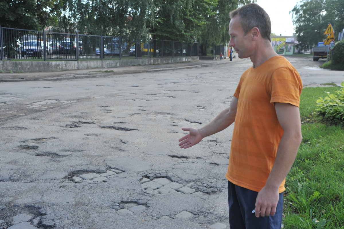 Dziurawa tak, że autobus już nie przejedzie