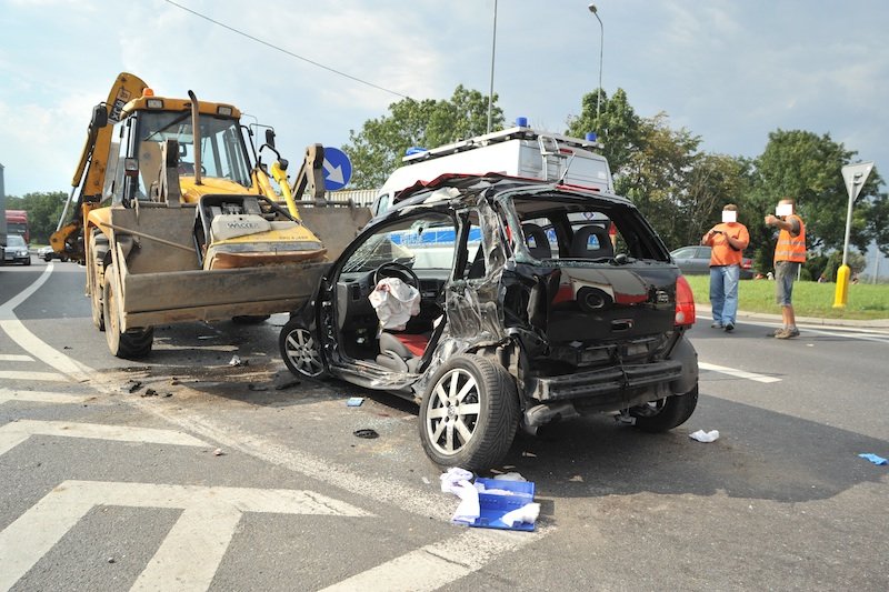 Auto uderzyło w koparkę. Wypadek w Kazimierzowie