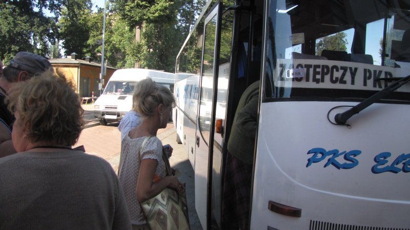   Strajk na kolei. Podróżni korzystają z komunikacji zastępczej