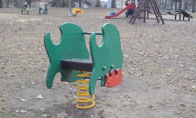 Dzieci na plac zabaw poczekają jeszcze dłużej  