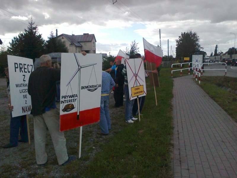 Pikieta przeciwko elektrowniom wiatrowym. Protest w Jazowej 