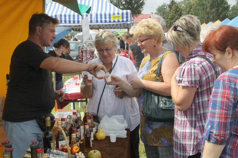 Trwają targi pszczelarskie w Karczowiskach. Zdjęcia z pierwszego dnia
