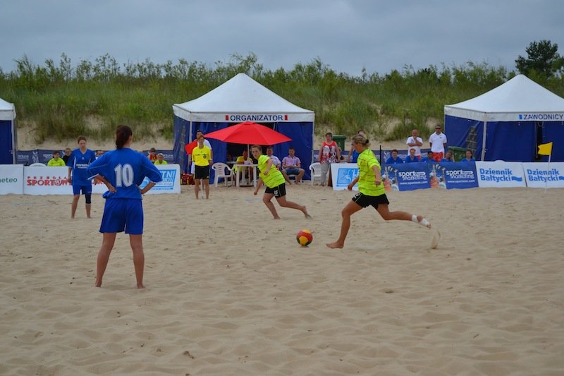 Panie z Elbląga potrafią kopać piłkę na plaży