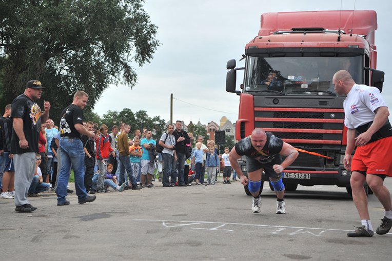 Na koniec przeciągali TIR-a. Siłacze rywalizowali na Bulwarze