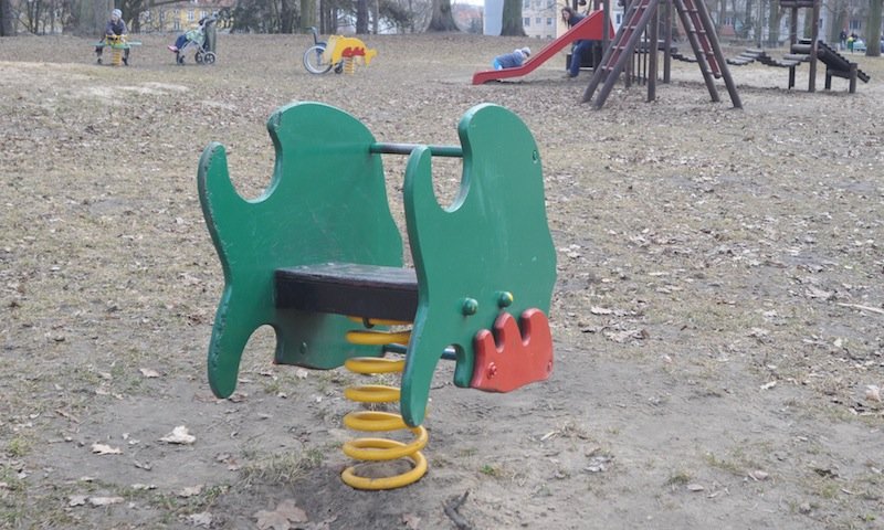 Plac zabaw w parku Modrzewie z dużym opóźnieniem, bo...