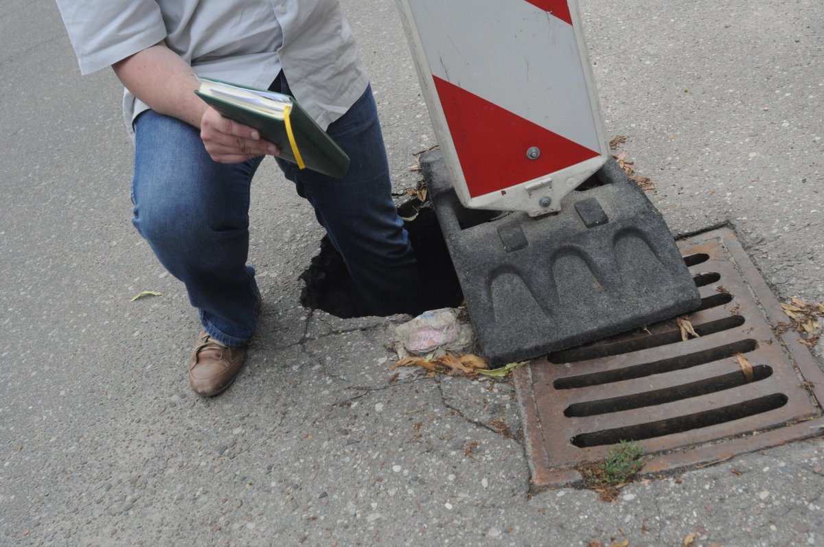 Półmetrowa wyrwa na Fałata. Czekają aż zapadnie się droga?