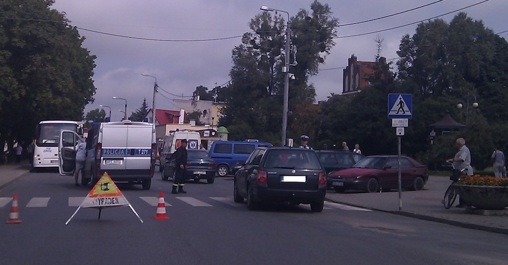 Wypadek w Pasłęku: wyszła zza autobusu wprost pod samochód