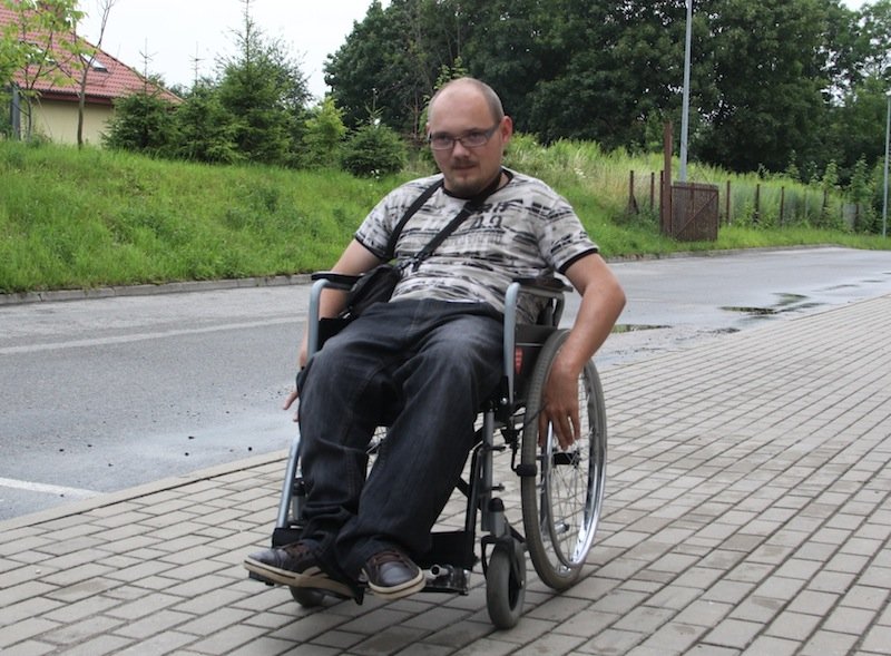 Toaleta dla niepełnosprawnych zamknięta na klucz. 