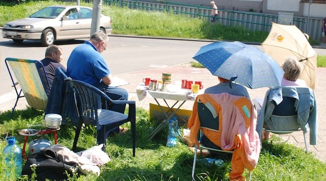 Leżak, parasole, turystyczna kuchenka. Piknik przy ulicy?