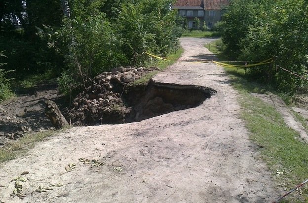 W Grądkach zapadła się droga. 