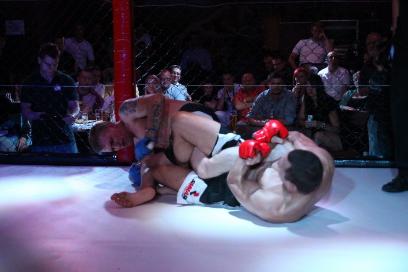 Dźwignie, gilotyny, duszenia w klatce. Było gorąco. Gala MMA w dyskotece