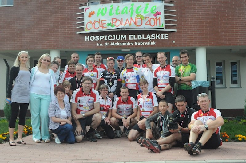 Jadą przez Polskę na rowerach i zbierają pieniądze na hospicja