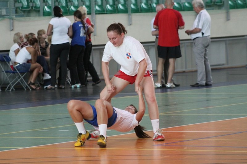 Pierwszy trening piłkarek ręcznych Startu  z protestem w tle. Filmy