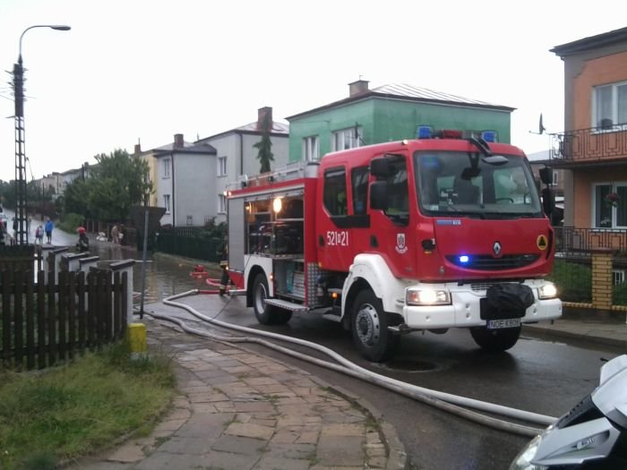 Strażacy wypompowują wodę z piwnic przy ul. Polnej i 3 Maja