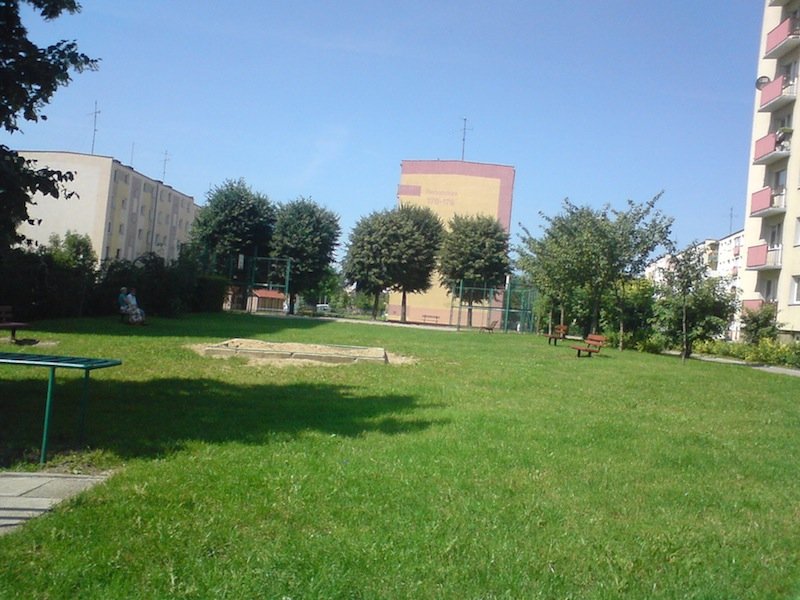 Napisali do nas: Klejący papierek po cukierku do kieszeni lub... na trawnik