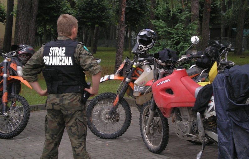 Przekroczyli granicę na motorach. Dostali mandaty po 500 złotych