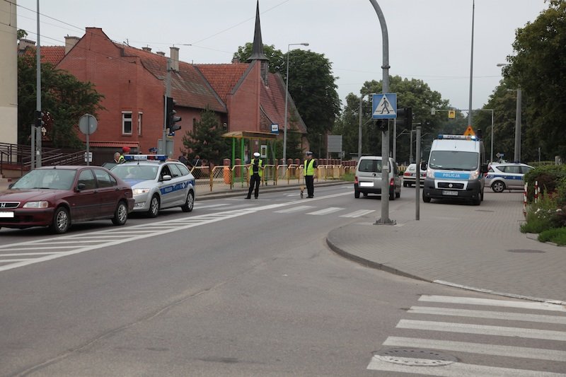 Przechodziła na czerownym świetle. Została potrącona
