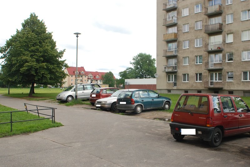 Parkowanie przy Malborskiej. To jeszcze chodnik, czy już ulica?