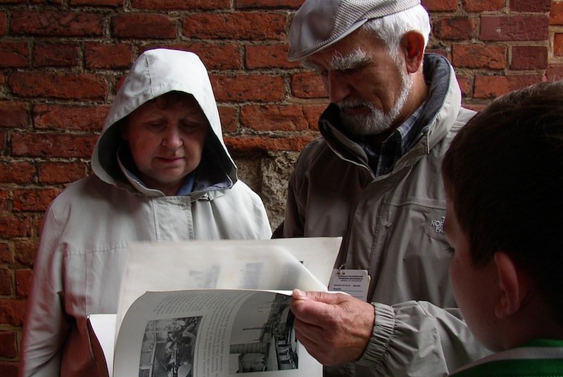 Wycieczki PTTK. Poznawali historię zakładów Schichaua 