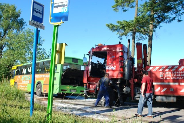 Spłonął silnik w autobusie. Pasażerom nic się nie stało