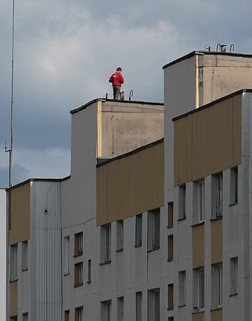 Nastolatkowie biegali po dachu wieżowca
