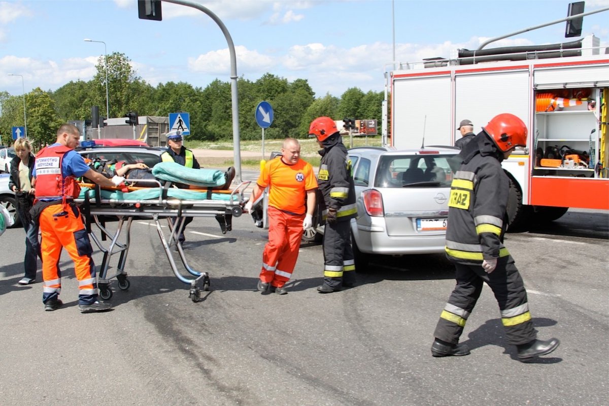Wypadek na Żuławskiej. Dwie osoby ranne