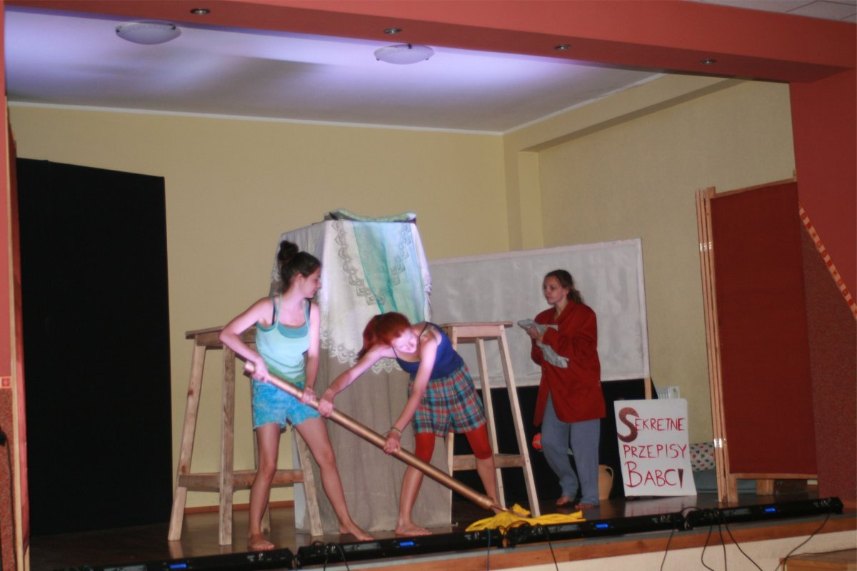 Kabaret, bajki, wiersze i śpiew w Pogrodziu