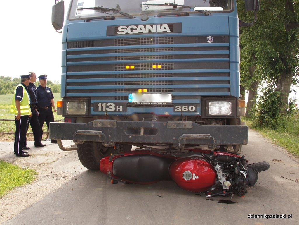 Motocyklista wpadł pod samochód ciężarowy