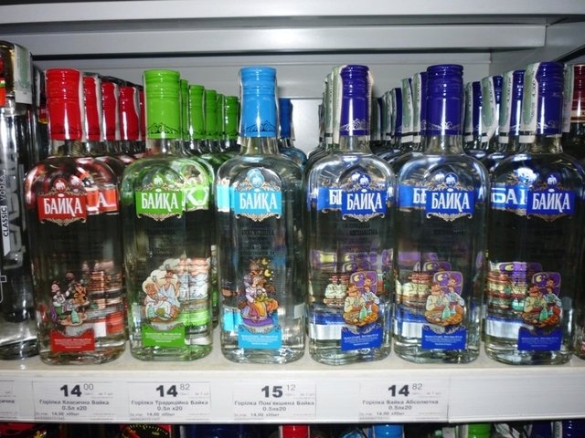 Wykręcił rękę ekspedientce i zabrał wódkę