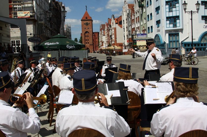 Na Starym Rynku zagrała orkiestra. Projekt Coolturalna starówka nabiera tempa