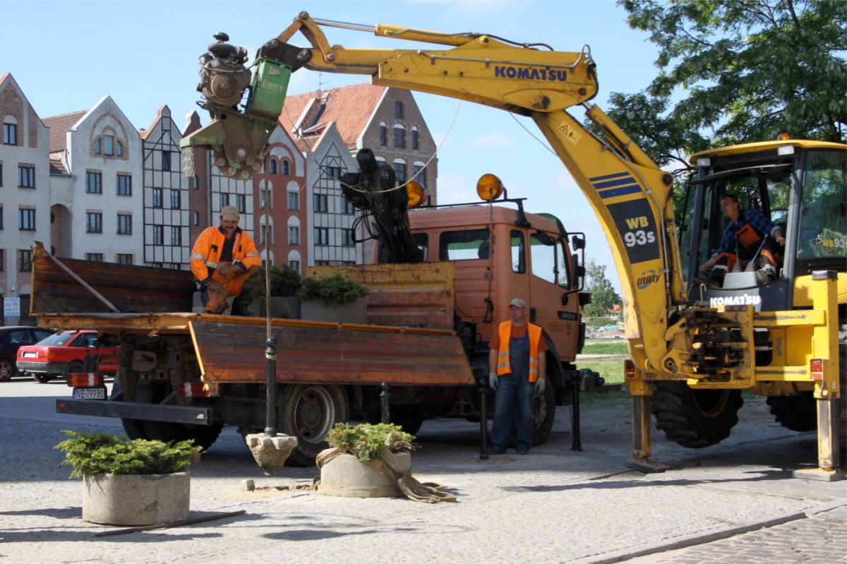 Betonowe donice zamiast słupków. Efekt ten sam