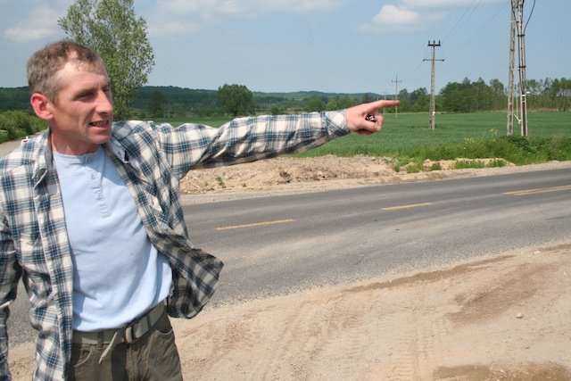 Nowa Pilona: dzieci przemykają między pędzącymi autami